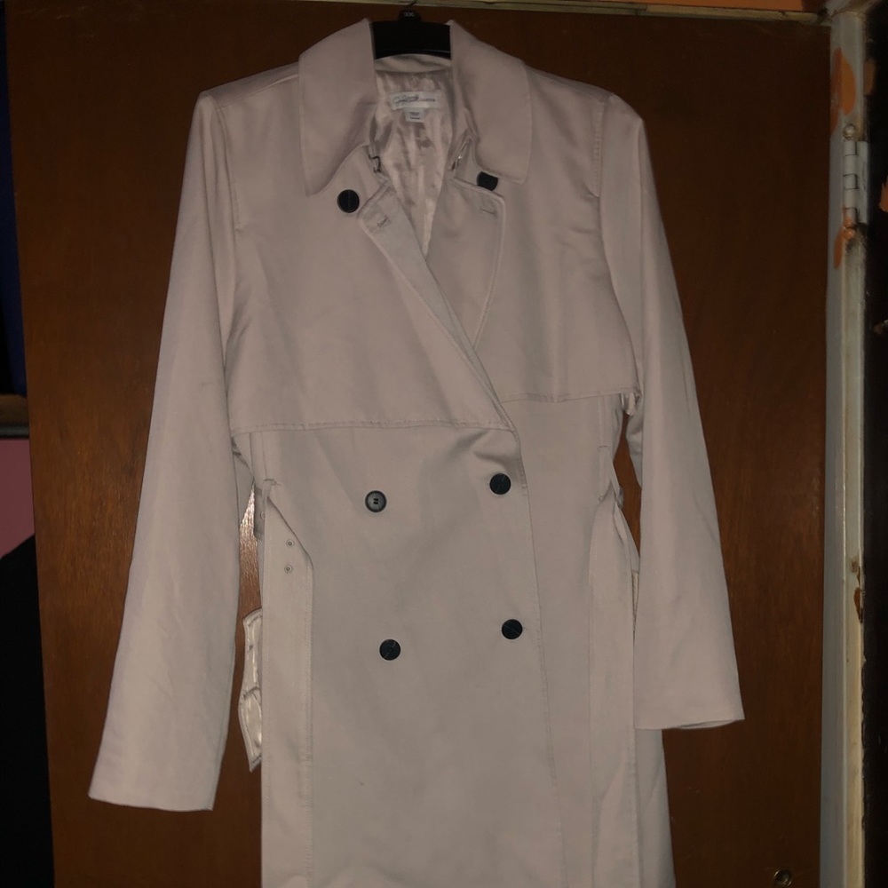 Jaclyn smith rain/trench knee length coat. Light and comfortable.